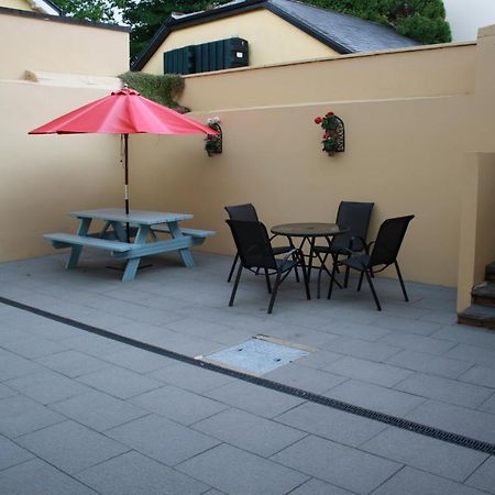 Luxury Townhouse -Free Private Parking- 2 Bedrooms Both En-Suite -Sleeps 5 - Fully Equipped Kitchen, Dining Room- Living Room With Tv Dvd Outside Courtyard With Seating - Fast Wi-Fi- 2-Minute Walk To Town Centre Killarney Exterior photo