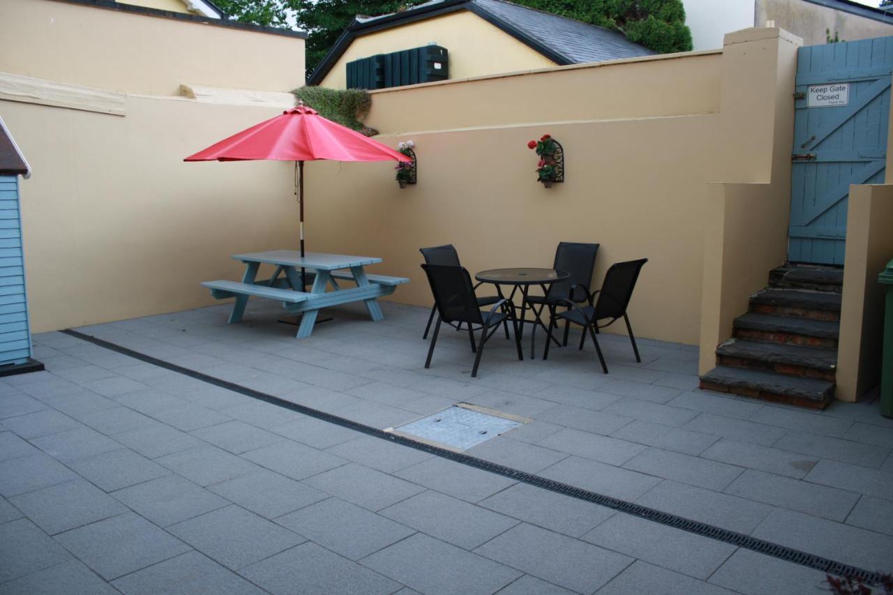 Luxury Townhouse -Free Private Parking- 2 Bedrooms Both En-Suite -Sleeps 5 - Fully Equipped Kitchen, Dining Room- Living Room With Tv Dvd Outside Courtyard With Seating - Fast Wi-Fi- 2-Minute Walk To Town Centre Killarney Exterior photo