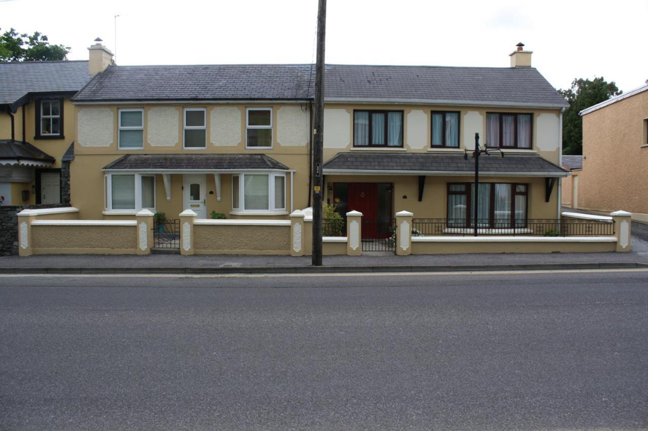 Luxury Townhouse -Free Private Parking- 2 Bedrooms Both En-Suite -Sleeps 5 - Fully Equipped Kitchen, Dining Room- Living Room With Tv Dvd Outside Courtyard With Seating - Fast Wi-Fi- 2-Minute Walk To Town Centre Killarney Exterior photo