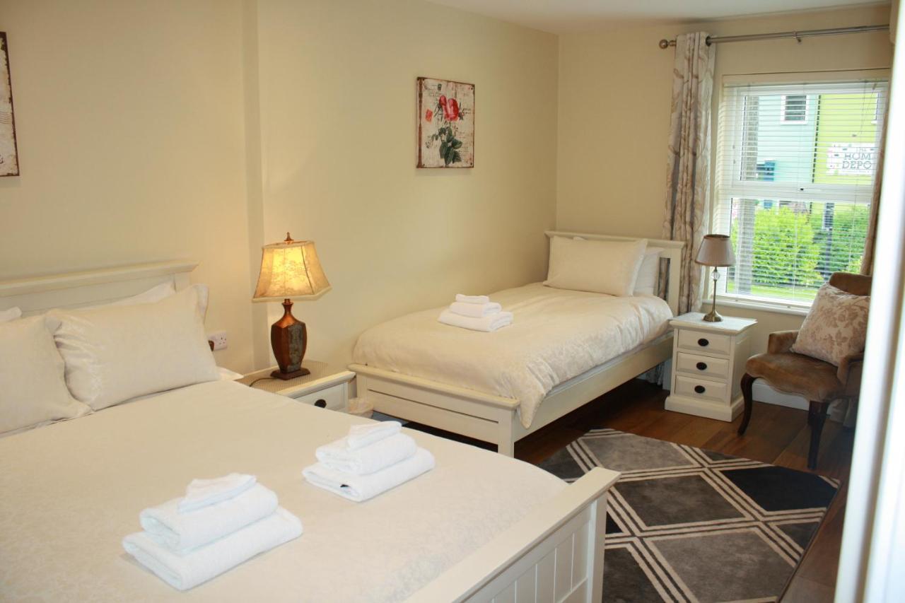 Luxury Townhouse -Free Private Parking- 2 Bedrooms Both En-Suite -Sleeps 5 - Fully Equipped Kitchen, Dining Room- Living Room With Tv Dvd Outside Courtyard With Seating - Fast Wi-Fi- 2-Minute Walk To Town Centre Killarney Exterior photo