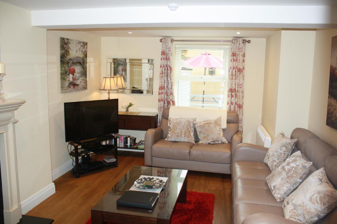 Luxury Townhouse -Free Private Parking- 2 Bedrooms Both En-Suite -Sleeps 5 - Fully Equipped Kitchen, Dining Room- Living Room With Tv Dvd Outside Courtyard With Seating - Fast Wi-Fi- 2-Minute Walk To Town Centre Killarney Exterior photo