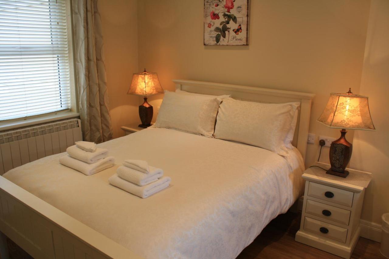 Luxury Townhouse -Free Private Parking- 2 Bedrooms Both En-Suite -Sleeps 5 - Fully Equipped Kitchen, Dining Room- Living Room With Tv Dvd Outside Courtyard With Seating - Fast Wi-Fi- 2-Minute Walk To Town Centre Killarney Exterior photo