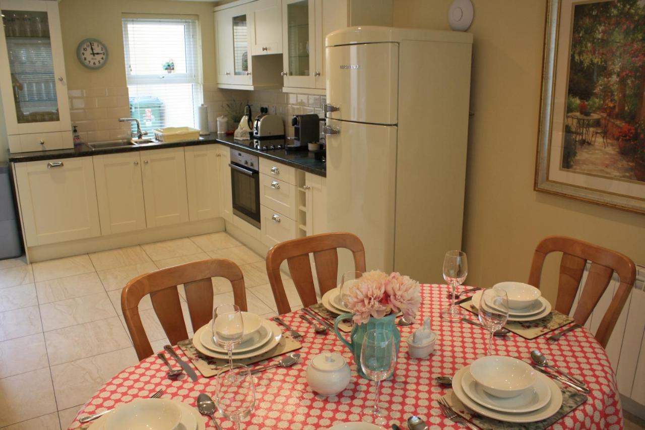 Luxury Townhouse -Free Private Parking- 2 Bedrooms Both En-Suite -Sleeps 5 - Fully Equipped Kitchen, Dining Room- Living Room With Tv Dvd Outside Courtyard With Seating - Fast Wi-Fi- 2-Minute Walk To Town Centre Killarney Exterior photo