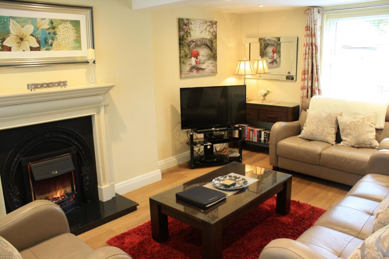 Luxury Townhouse -Free Private Parking- 2 Bedrooms Both En-Suite -Sleeps 5 - Fully Equipped Kitchen, Dining Room- Living Room With Tv Dvd Outside Courtyard With Seating - Fast Wi-Fi- 2-Minute Walk To Town Centre Killarney Exterior photo