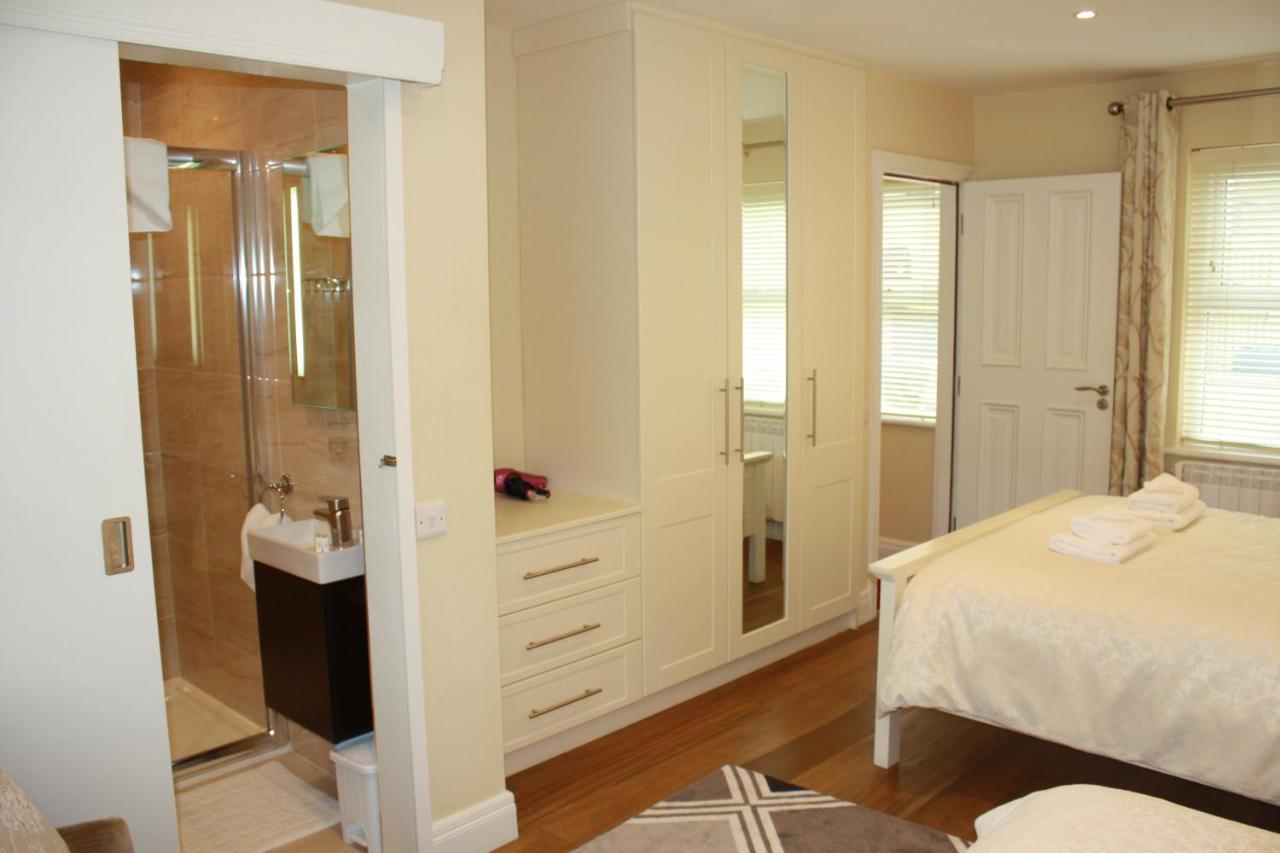 Luxury Townhouse -Free Private Parking- 2 Bedrooms Both En-Suite -Sleeps 5 - Fully Equipped Kitchen, Dining Room- Living Room With Tv Dvd Outside Courtyard With Seating - Fast Wi-Fi- 2-Minute Walk To Town Centre Killarney Exterior photo