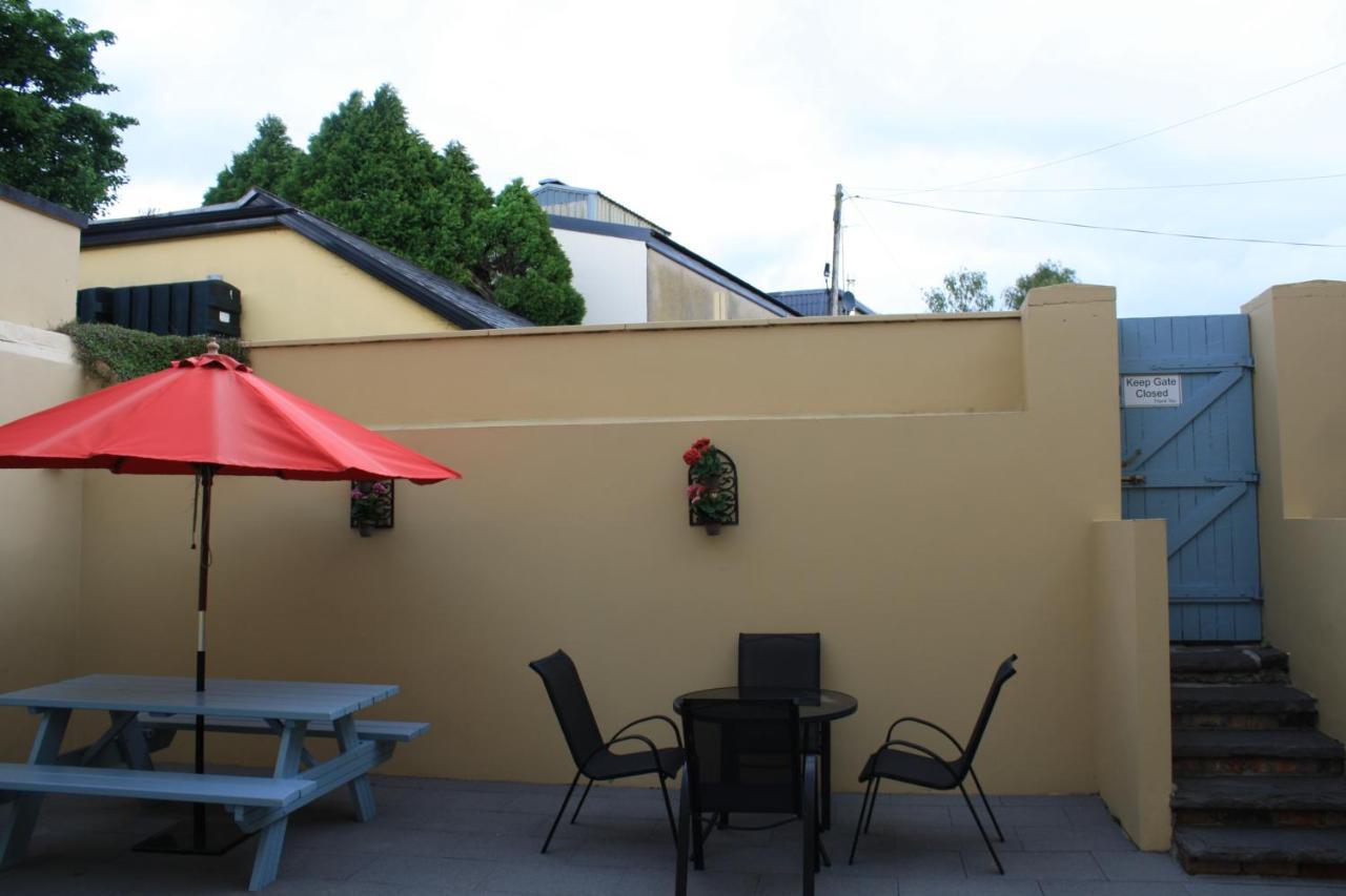 Luxury Townhouse -Free Private Parking- 2 Bedrooms Both En-Suite -Sleeps 5 - Fully Equipped Kitchen, Dining Room- Living Room With Tv Dvd Outside Courtyard With Seating - Fast Wi-Fi- 2-Minute Walk To Town Centre Killarney Exterior photo