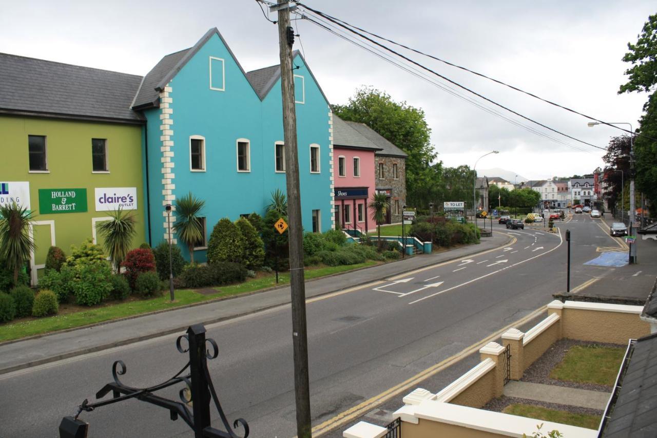 Luxury Townhouse -Free Private Parking- 2 Bedrooms Both En-Suite -Sleeps 5 - Fully Equipped Kitchen, Dining Room- Living Room With Tv Dvd Outside Courtyard With Seating - Fast Wi-Fi- 2-Minute Walk To Town Centre Killarney Exterior photo