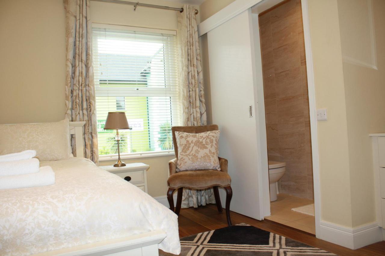 Luxury Townhouse -Free Private Parking- 2 Bedrooms Both En-Suite -Sleeps 5 - Fully Equipped Kitchen, Dining Room- Living Room With Tv Dvd Outside Courtyard With Seating - Fast Wi-Fi- 2-Minute Walk To Town Centre Killarney Exterior photo
