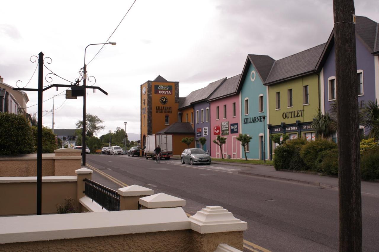 Luxury Townhouse -Free Private Parking- 2 Bedrooms Both En-Suite -Sleeps 5 - Fully Equipped Kitchen, Dining Room- Living Room With Tv Dvd Outside Courtyard With Seating - Fast Wi-Fi- 2-Minute Walk To Town Centre Killarney Exterior photo