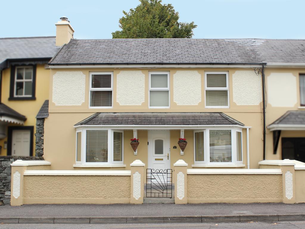 Luxury Townhouse -Free Private Parking- 2 Bedrooms Both En-Suite -Sleeps 5 - Fully Equipped Kitchen, Dining Room- Living Room With Tv Dvd Outside Courtyard With Seating - Fast Wi-Fi- 2-Minute Walk To Town Centre Killarney Exterior photo